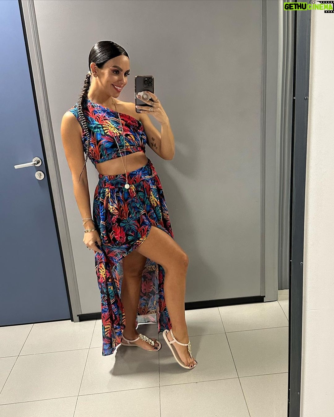 Cristina Pedroche Instagram - A días grises un poco de color ❤️🦋