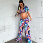 Cristina Pedroche Instagram - 1- Tan monina con mi mariposa 🦋 2- Al llevar el pantalón tan bajo me queda larguísimo 😂 3- Así parece una falda aunque ya se ve que no me abrocha 😂 4- Me pongo las manos y así no se nota 😂 5- Me meo de la risa, literal 😂😂😂 6- Tengo hambre y hay que darle comida rica y sana a ese relleno de amor 😂❤️