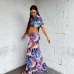 Cristina Pedroche Instagram - 1- Tan monina con mi mariposa 🦋 2- Al llevar el pantalón tan bajo me queda larguísimo 😂 3- Así parece una falda aunque ya se ve que no me abrocha 😂 4- Me pongo las manos y así no se nota 😂 5- Me meo de la risa, literal 😂😂😂 6- Tengo hambre y hay que darle comida rica y sana a ese relleno de amor 😂❤️