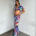 Cristina Pedroche Instagram - 1- Tan monina con mi mariposa 🦋 2- Al llevar el pantalón tan bajo me queda larguísimo 😂 3- Así parece una falda aunque ya se ve que no me abrocha 😂 4- Me pongo las manos y así no se nota 😂 5- Me meo de la risa, literal 😂😂😂 6- Tengo hambre y hay que darle comida rica y sana a ese relleno de amor 😂❤️