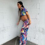 Cristina Pedroche Instagram - 1- Tan monina con mi mariposa 🦋 2- Al llevar el pantalón tan bajo me queda larguísimo 😂 3- Así parece una falda aunque ya se ve que no me abrocha 😂 4- Me pongo las manos y así no se nota 😂 5- Me meo de la risa, literal 😂😂😂 6- Tengo hambre y hay que darle comida rica y sana a ese relleno de amor 😂❤️