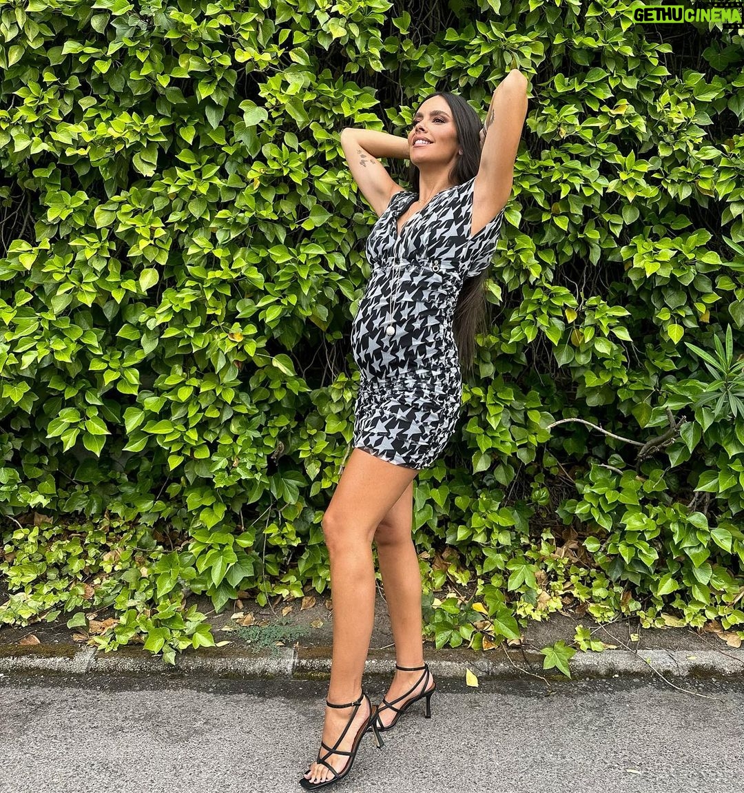 Cristina Pedroche Instagram - Como un soplo de aire fresco con mis curvas ❤️