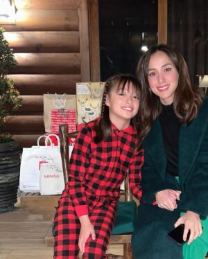 Cristine Reyes Instagram - Ikaw ang pinaka-mahalagang regalo tuwing pasko para sa akin. Mahal na mahal kita Amarah ❤️