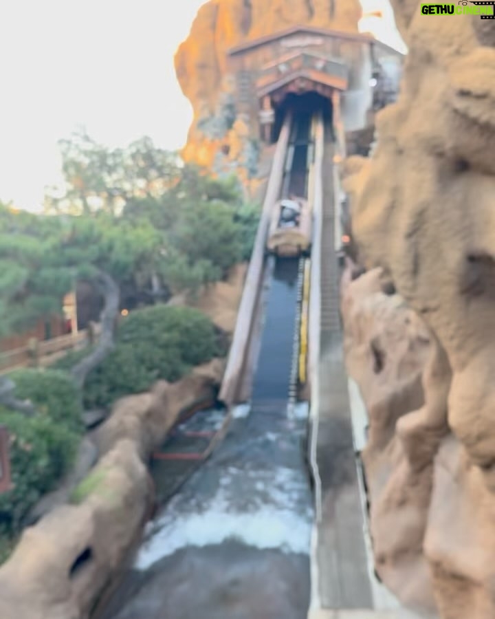 Cristine Reyes Instagram - We had an absolutely amazing day at Knott's Berry Farm! The rides were beyond awesome! And the best part? It wasn't too crowded, so we had a super chill time. 🎢🍬🙌🏻🌷