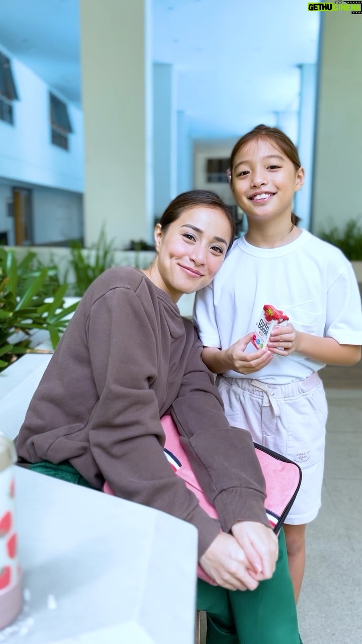 Cristine Reyes Instagram - Despite being busy with tapings, I still prepare Amarah’s baon to ensure that she has all the right nutrients she needs. One of her baon staples lately is the yummy Nutriboost Kids! It has vitamins B3 & E and minerals Calcium & Zinc, that when paired with a balanced diet and healthy lifestyle helps Amarah stay active and healthy everyday. What are you waiting for? Let’s #LevelUpAngSchoolDay ng mga bata with Nutriboost Kids! Get yours now in local supermarkets or online via this link https://tinyurl.com/CristineForNutriboostPh @nutriboostph #NutriboostPH