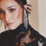 Cristine Reyes Instagram - I am honored to be a member of the most cutting-edge and esteemed dental facility in Asia, which I consider my family. @gaocdental @drstevemarkgan @marilynsygan what a night to remember 🖤🌹❤️ #GGCchristmasgala2023 #GGCholidaysparkle #GAOCgroupofcompanies MUA: @hernansoriano_ Hair: @jurysorianopanganiban Designer: @chynnamamawalatelier Solaire Grand Ballroom