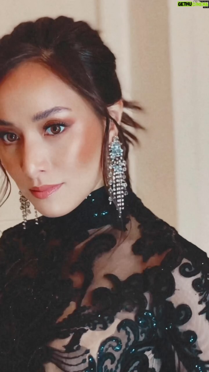Cristine Reyes Instagram - I am honored to be a member of the most cutting-edge and esteemed dental facility in Asia, which I consider my family. @gaocdental @drstevemarkgan @marilynsygan what a night to remember 🖤🌹❤️ #GGCchristmasgala2023 #GGCholidaysparkle #GAOCgroupofcompanies MUA: @hernansoriano_ Hair: @jurysorianopanganiban Designer: @chynnamamawalatelier Solaire Grand Ballroom