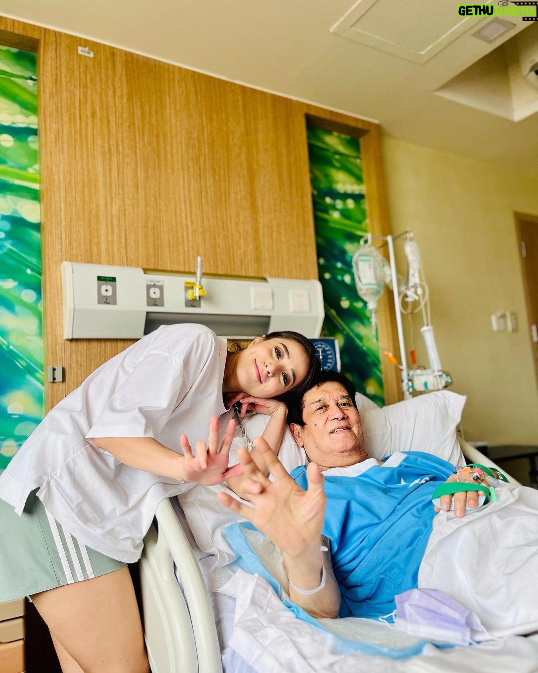 Cristine Reyes Instagram - The righteous man walks in his integrity; His children are blessed after them -Proverbs 20:7 🙏 I know I am blessed because of you, Daddy. You raised me well. Sorry kung masyado akong busy Daddy. You know i’m always here for life. Mahal kita. 🥺 Pinag-alala mo ko. Namaga mata ko tuloy hindi matakpan ng make-up sa taping. 🎬 Salamat sa mababait na mga kasama ko sa taping at inalagaan din nila ako ng walang pagtatanong. 😮💨🤦🏻♀️😅 Daddy’s Angels @riomaepascual , @normaegana6 and me. 😝😇🙏 World Citi Medical Center