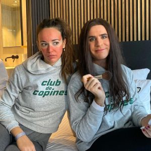 Cyprien Iov Instagram - Ma cousine @inparisalice a passé des vacances à @chamonixmontblanc avec sa pote @zoesuismoi
J’ai posté sa vidéo sur ma chaîne YouTube pour lui faire un peu de promo (c’est normal c’est la famille)