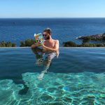 Cyprien Iov Instagram - C’est les VACANCES alors je vous fais gagner un voyage avec @CdiscountVoyages ! Grâce à eux, le gagnant pourra partir où il veut cette année, avec qui il veut et faire n’importe quelles activités pour une valeur de 1500€ 🏖 Pour participer, il faut : - suivre @CdiscountVoyages - commenter cette photo en taguant la personne avec qui tu veux partir ✌️ Vous avez jusqu’au 7 juillet pour participer, tirage au sort le 8 😎 La ou Tu Veux
