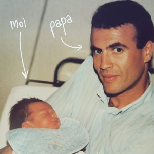 Cyprien Iov Instagram - Voici mon père qui tient un de ses 4 enfants dans les bras, je suis âgé de zéro jour sur cette photo, je m’en rappelle bien. Depuis, mon père a perdu ses cheveux. Bonne fête papa 👨🏻‍🦲