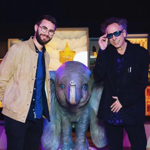 Cyprien Iov Instagram - 2 ans plus tard, je rencontre à nouveau Tim Burton qui m’a toujours inspiré. Ne zoomez pas sur #dumbo ou sur mon visage car je cache difficilement ma joie 😂