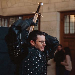 Cyprien Iov Instagram - Nouvelle vidéo sur ma chaîne, dans l’univers de la série The Witcher.
Découvre ma classe légendaire sur la deuxième photo ➡️
Photo par @Laurag_photo