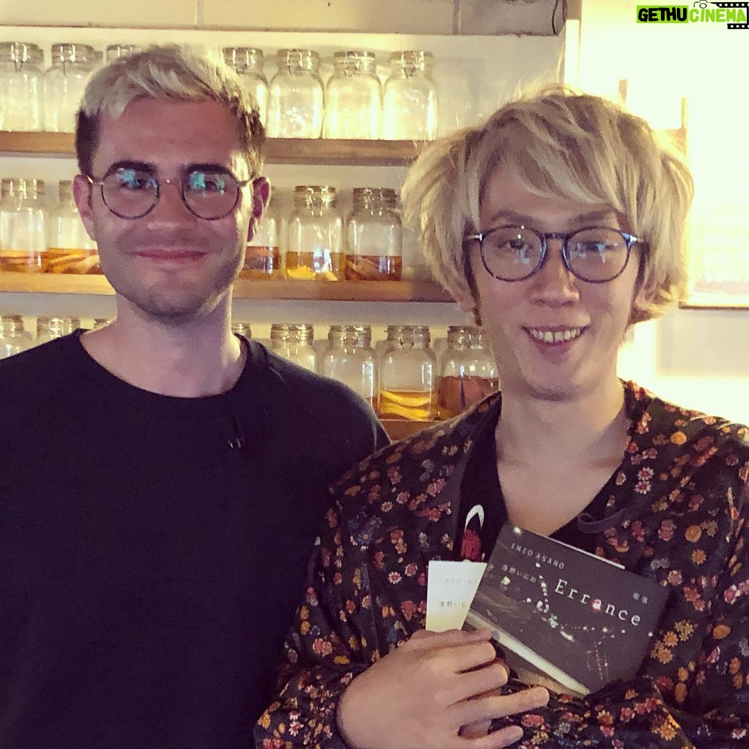 Cyprien Iov Instagram - Souvenir de ma rencontre avec le mangaka @asano_inio ! Je vous en parle bientôt en vidéo. Merci @editions_kana_officiel pour ce moment ✌️✍️