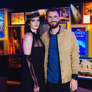 Cyprien Iov Instagram - 2 ans plus tard, je rencontre à nouveau Tim Burton qui m’a toujours inspiré. Ne zoomez pas sur #dumbo ou sur mon visage car je cache difficilement ma joie 😂