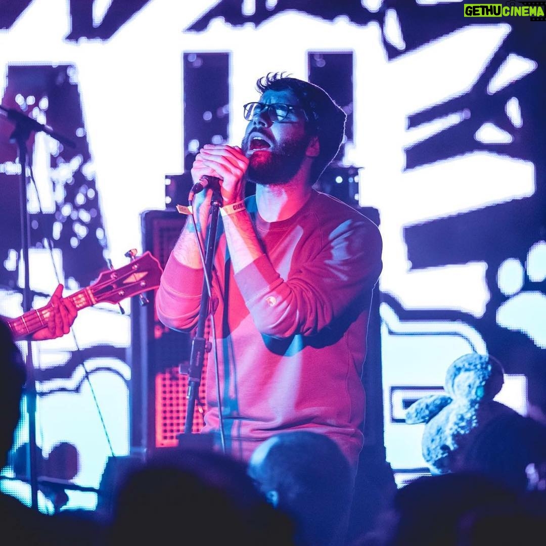Cyprien Iov Instagram - En train de chanter « Moi Lolita » au concert Punk Mon Tube. Photo par @thomasobrienphotography (suivez-le !)