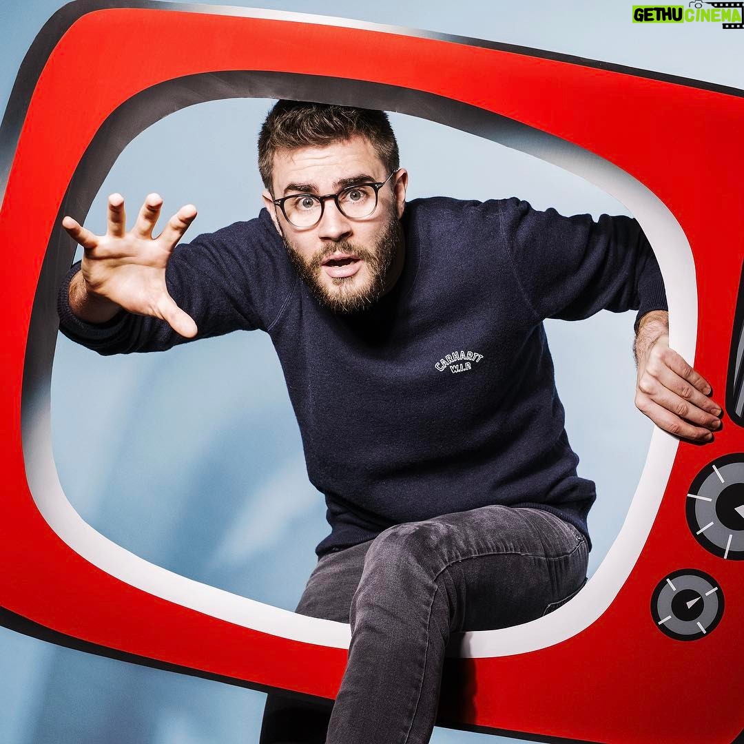 Cyprien Iov Instagram - Moi quand je sors d'une télé en carton pour aucune raison. (photo @joelsaget)