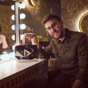Cyprien Iov Instagram - Je vous présente le trophée des 10 millions d'abonnés offert par YouTube, le Diamond Play Button.
