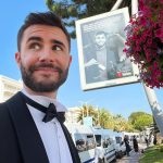 Cyprien Iov Instagram - L’affiche avec ma gueule au Festival de Cannes, ça fait quelque chose. 15 ans sur YouTube et y’a toujours des surprises, merci pour ça 🕴❤️ Cannes La Croisette