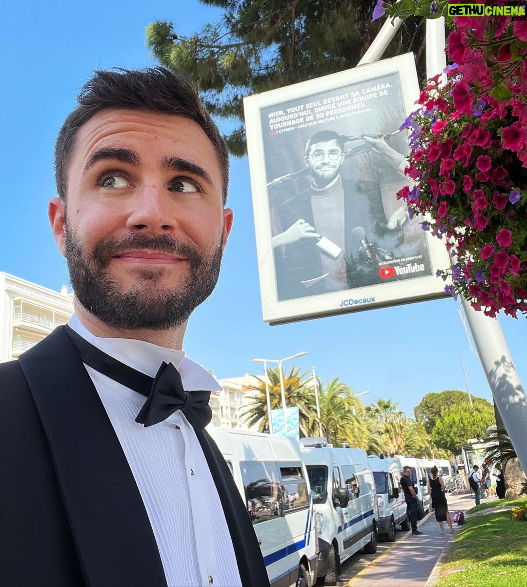 Cyprien Iov Instagram - L’affiche avec ma gueule au Festival de Cannes, ça fait quelque chose. 15 ans sur YouTube et y’a toujours des surprises, merci pour ça 🕴❤️ Cannes La Croisette