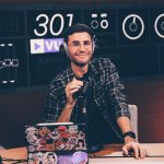 Cyprien Iov Instagram - Je suis heureux de vous retrouver tous les lundis soir en direct dans cette nouvelle formule de @301vueslive Ça veut dire des invités intéressants, des fous rires, des débats improbables, des actu approximatives. À cette nouvelle équipe s’ajoute les contributeurs sur @patreon qui sont le noyau dur de l’émission, vous êtes le sang (c’est la première fois que j’utilise cette expression, dites moi si elle est mal employée je me vexerai pas)