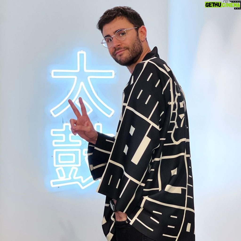 Cyprien Iov Instagram - J’ai reçu ma veste « hanten » créée par un tailleur japonais @kiku.ichi.rin C’est un motif sur mesure avec dans le dos les caractères du taiko 太鼓 (un tambour traditionnel japonais) et en motif ceux de Paris 巴里. Je meurs d’envie de retourner au Japon alors je fais venir le Japon à moi en quelque sorte 🤷‍♂️