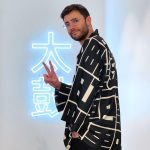 Cyprien Iov Instagram - J’ai reçu ma veste « hanten » créée par un tailleur japonais @kiku.ichi.rin C’est un motif sur mesure avec dans le dos les caractères du taiko 太鼓 (un tambour traditionnel japonais) et en motif ceux de Paris 巴里. Je meurs d’envie de retourner au Japon alors je fais venir le Japon à moi en quelque sorte 🤷‍♂️