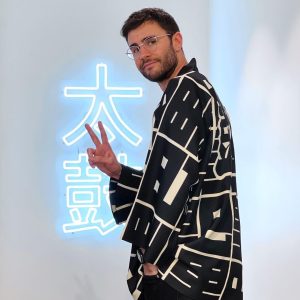 Cyprien Iov Instagram - J’ai reçu ma veste « hanten » créée par un tailleur japonais @kiku.ichi.rin 
C’est un motif sur mesure avec dans le dos les caractères du taiko 太鼓 (un tambour traditionnel japonais) et en motif ceux de Paris 巴里.
Je meurs d’envie de retourner au Japon alors je fais venir le Japon à moi en quelque sorte 🤷‍♂️