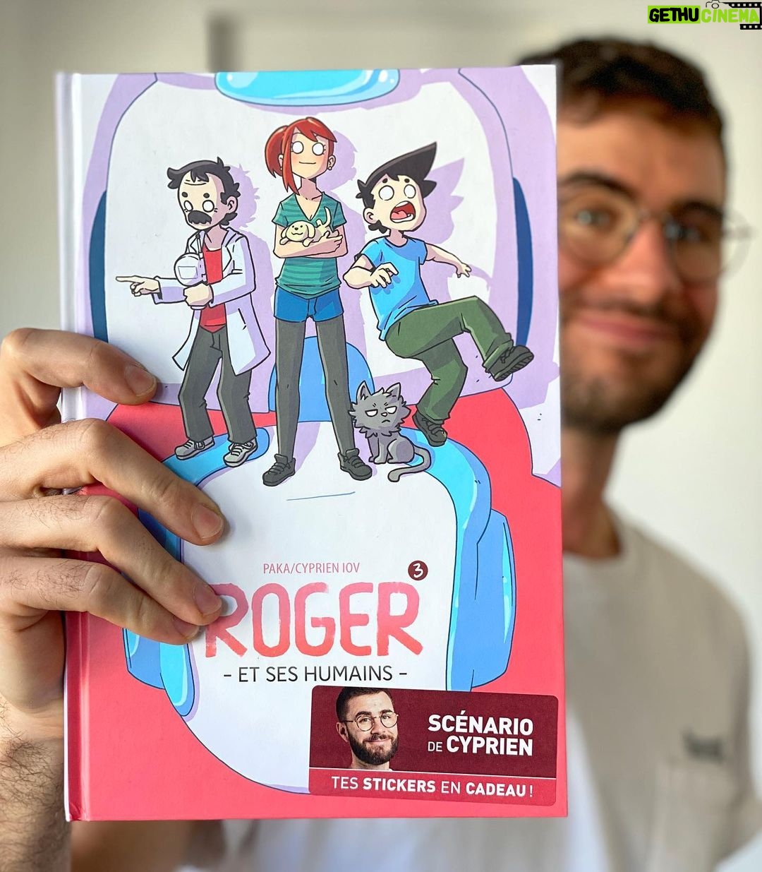 Cyprien Iov Instagram - 🎁🎄Je fais pas de CONCOURS pour gagner ma BD Roger et ses humains 🤖📚 Pour PARTICIPER, inutile de : ➡️ liker la photo ➡️ me follow @6pri1 ➡️ taguer un ami Il suffit de vous rendre dans une librairie ou la commander en ligne 👍 Concours