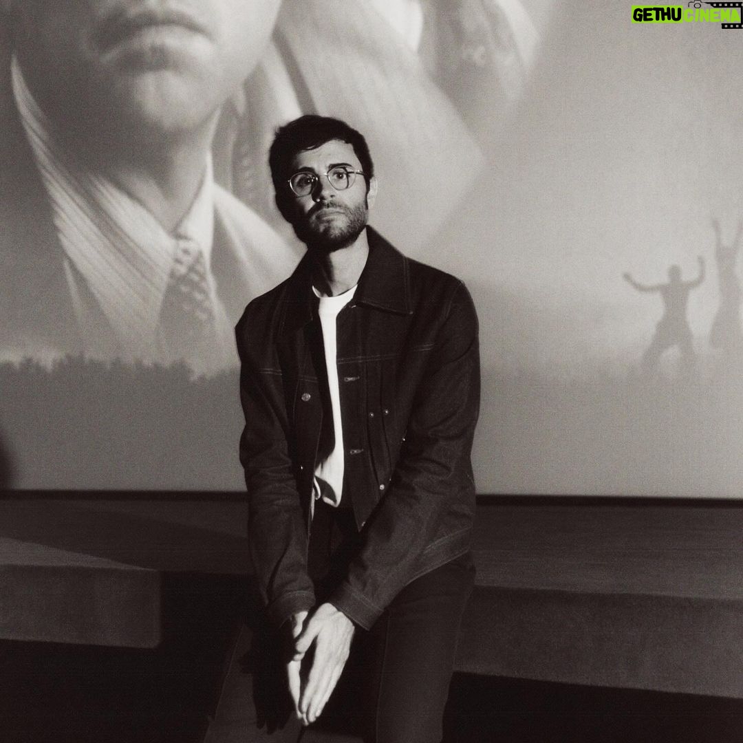 Cyprien Iov Instagram - Avant-première de Killers of The Flower Moon. Quand un film sort avec DiCaprio et De Niro et qu’il est réalisé par Scorsese, c’est un évènement alors t’es obligé de te saper. Disponible aujourd’hui en salle 🎞️ Merci @paramountpicturesfrancefr #KillersOfTheFlowerMoon #publicité Photo @sachaluisada Stylisme minanjah