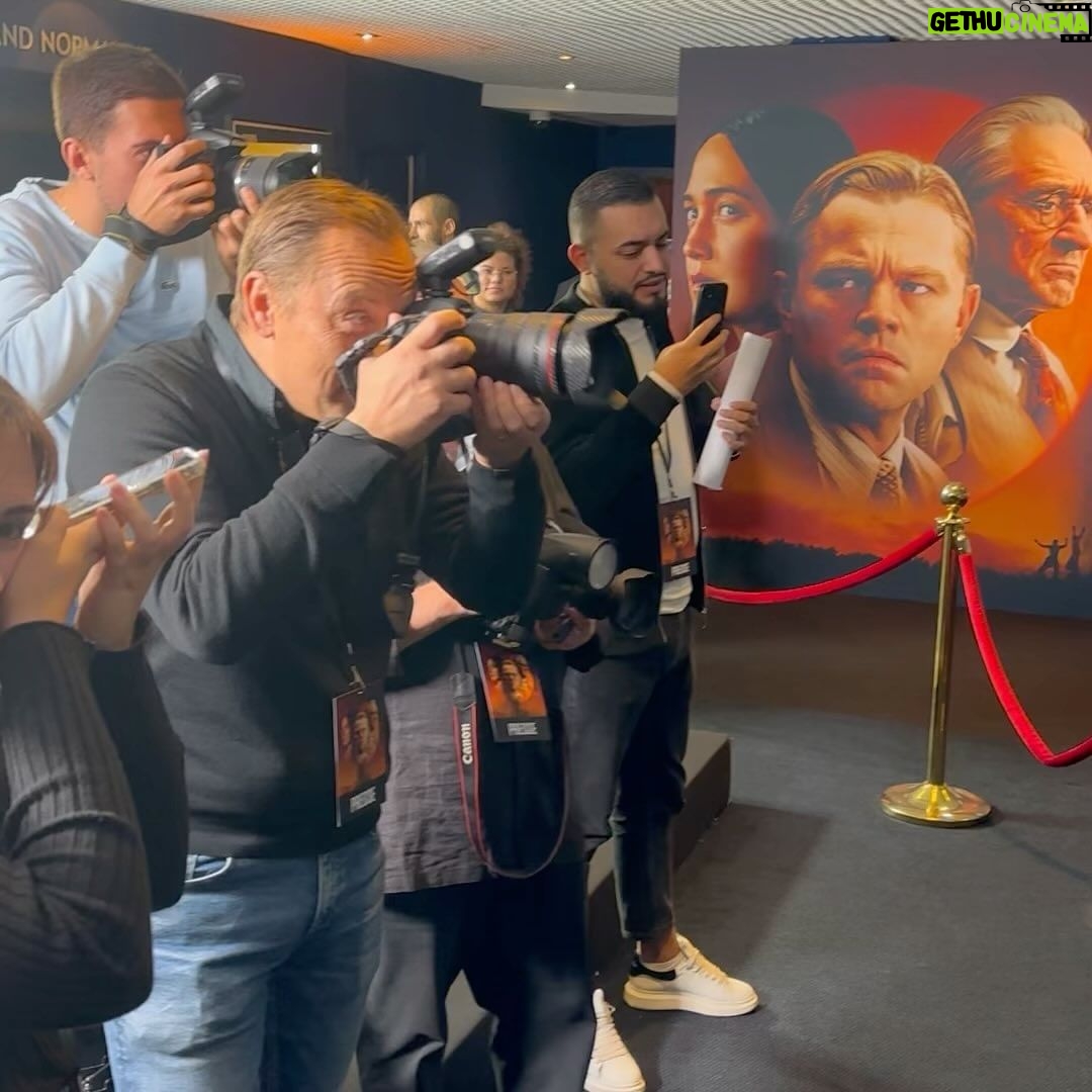 Cyprien Iov Instagram - Avant-première de Killers of The Flower Moon. Quand un film sort avec DiCaprio et De Niro et qu’il est réalisé par Scorsese, c’est un évènement alors t’es obligé de te saper. Disponible aujourd’hui en salle 🎞️ Merci @paramountpicturesfrancefr #KillersOfTheFlowerMoon #publicité Photo @sachaluisada Stylisme minanjah