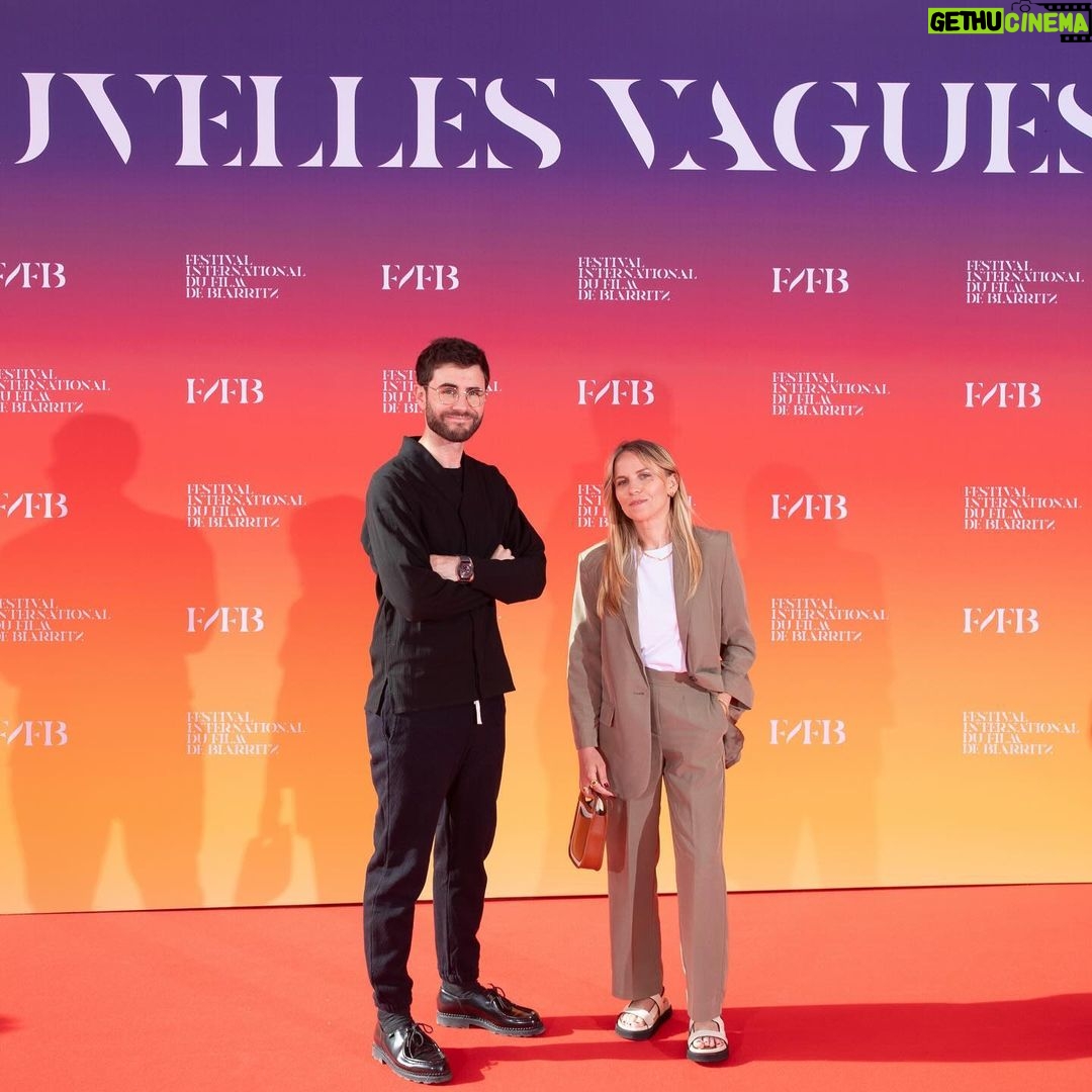 Cyprien Iov Instagram - Première fois à Biarritz pour le @festivalnouvellesvagues avec @youtube Shooting @odieuxboby + la gigastar @denisbrogniart_off aux @solidays Biarritz, France