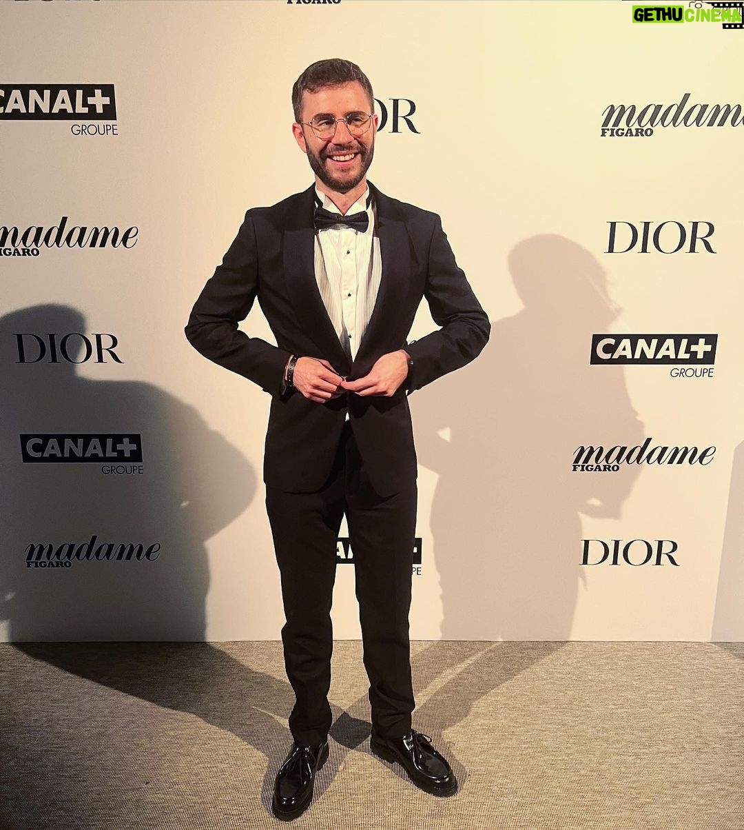 Cyprien Iov Instagram - L’affiche avec ma gueule au Festival de Cannes, ça fait quelque chose. 15 ans sur YouTube et y’a toujours des surprises, merci pour ça 🕴❤️ Cannes La Croisette