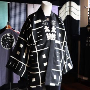 Cyprien Iov Instagram - J’ai reçu ma veste « hanten » créée par un tailleur japonais @kiku.ichi.rin 
C’est un motif sur mesure avec dans le dos les caractères du taiko 太鼓 (un tambour traditionnel japonais) et en motif ceux de Paris 巴里.
Je meurs d’envie de retourner au Japon alors je fais venir le Japon à moi en quelque sorte 🤷‍♂️