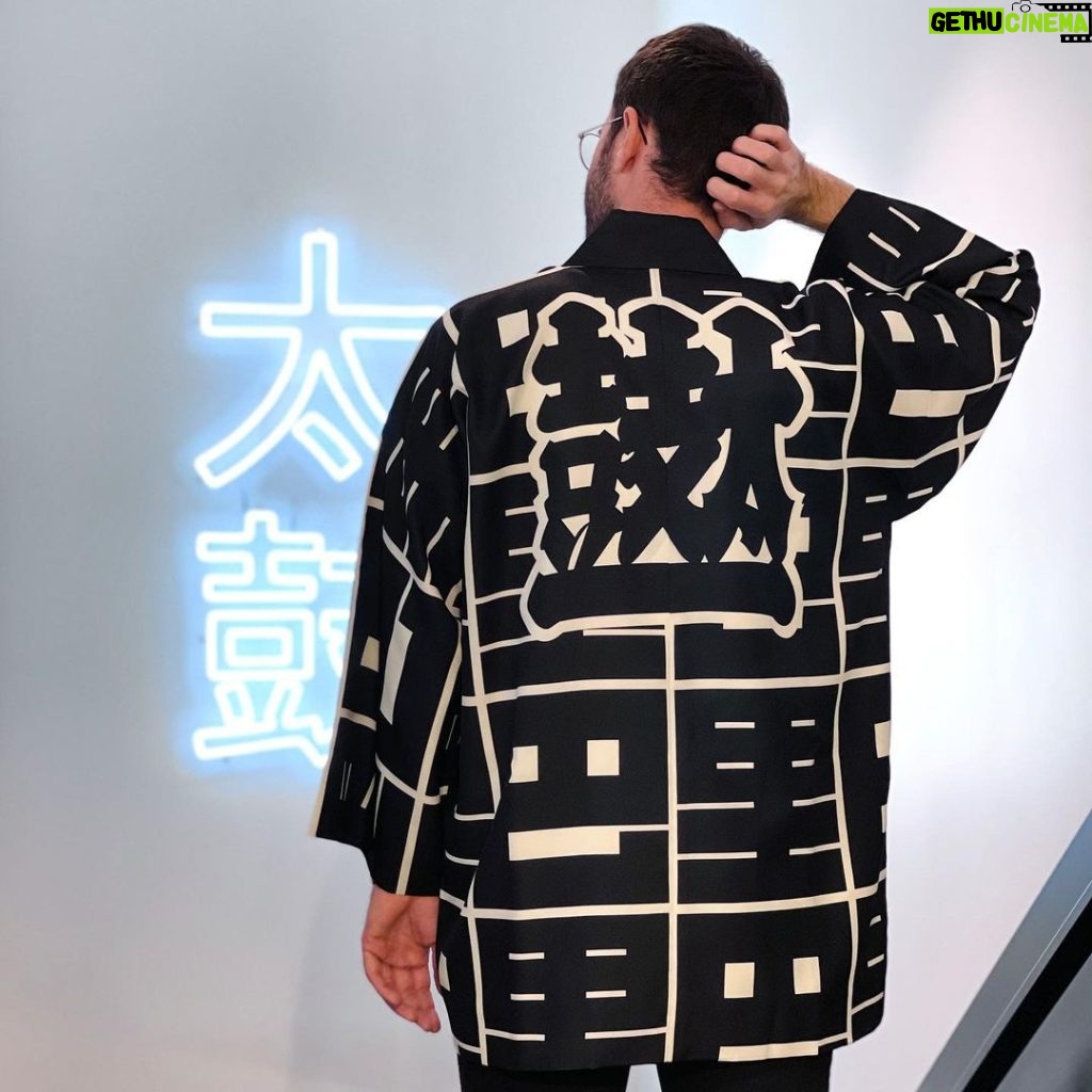Cyprien Iov Instagram - J’ai reçu ma veste « hanten » créée par un tailleur japonais @kiku.ichi.rin C’est un motif sur mesure avec dans le dos les caractères du taiko 太鼓 (un tambour traditionnel japonais) et en motif ceux de Paris 巴里. Je meurs d’envie de retourner au Japon alors je fais venir le Japon à moi en quelque sorte 🤷‍♂️