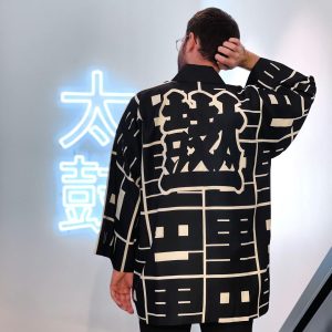Cyprien Iov Instagram - J’ai reçu ma veste « hanten » créée par un tailleur japonais @kiku.ichi.rin 
C’est un motif sur mesure avec dans le dos les caractères du taiko 太鼓 (un tambour traditionnel japonais) et en motif ceux de Paris 巴里.
Je meurs d’envie de retourner au Japon alors je fais venir le Japon à moi en quelque sorte 🤷‍♂️