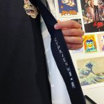 Cyprien Iov Instagram - J’ai reçu ma veste « hanten » créée par un tailleur japonais @kiku.ichi.rin C’est un motif sur mesure avec dans le dos les caractères du taiko 太鼓 (un tambour traditionnel japonais) et en motif ceux de Paris 巴里. Je meurs d’envie de retourner au Japon alors je fais venir le Japon à moi en quelque sorte 🤷‍♂️