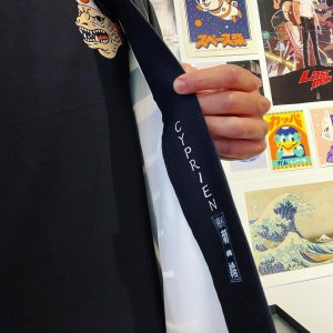 Cyprien Iov Instagram - J’ai reçu ma veste « hanten » créée par un tailleur japonais @kiku.ichi.rin 
C’est un motif sur mesure avec dans le dos les caractères du taiko 太鼓 (un tambour traditionnel japonais) et en motif ceux de Paris 巴里.
Je meurs d’envie de retourner au Japon alors je fais venir le Japon à moi en quelque sorte 🤷‍♂️