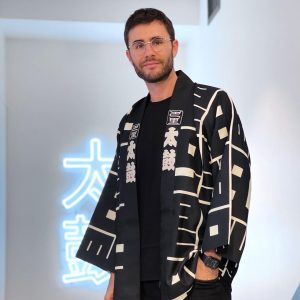 Cyprien Iov Instagram - J’ai reçu ma veste « hanten » créée par un tailleur japonais @kiku.ichi.rin 
C’est un motif sur mesure avec dans le dos les caractères du taiko 太鼓 (un tambour traditionnel japonais) et en motif ceux de Paris 巴里.
Je meurs d’envie de retourner au Japon alors je fais venir le Japon à moi en quelque sorte 🤷‍♂️