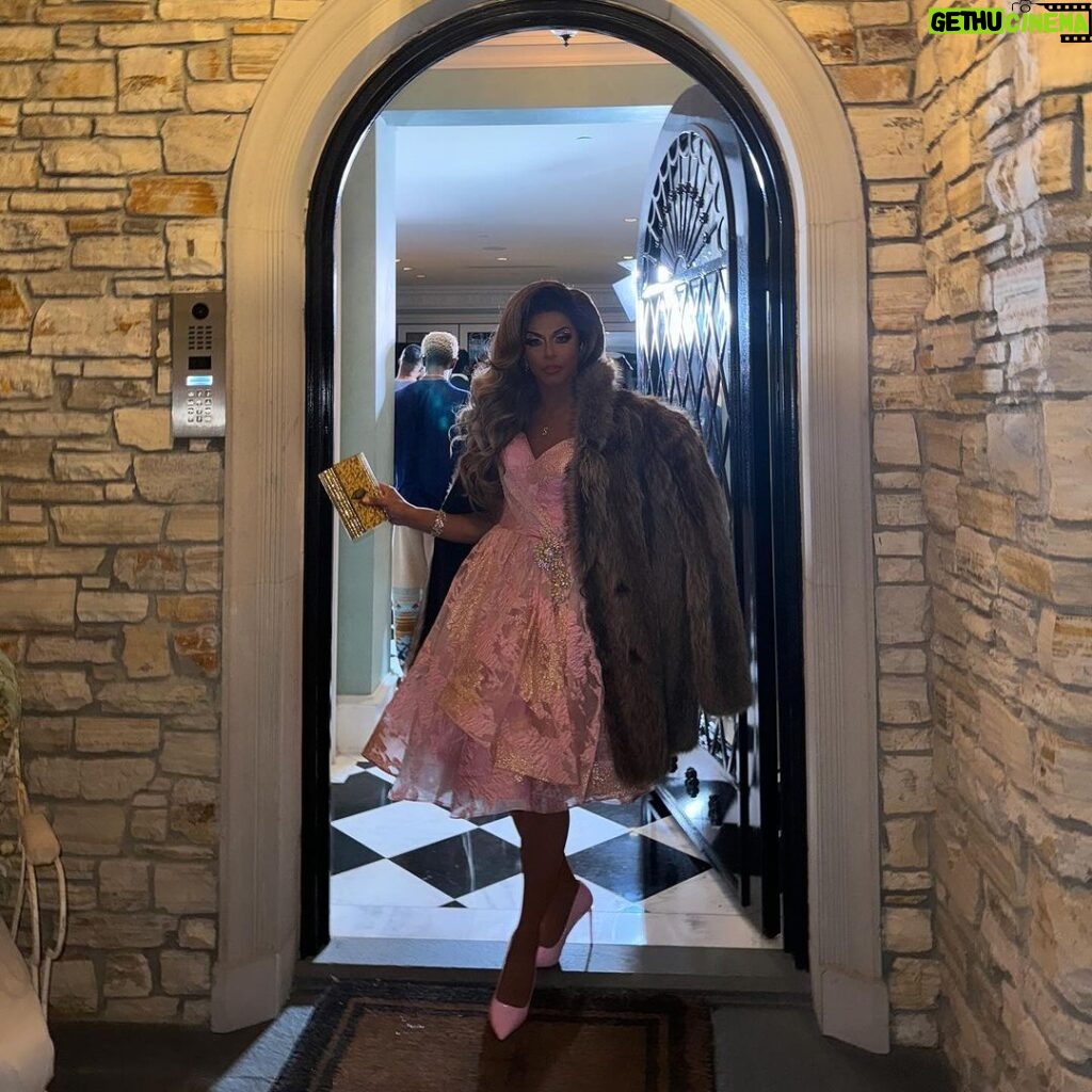 D.J. "Shangela" Pierce Instagram - how one exits a #HiltonHome 💙 thx for hosting us @kathyhilton #glaad Bel Air, California