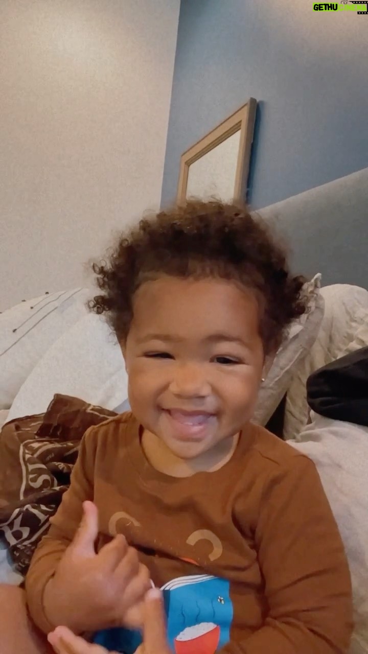 D.L. Hughley - 33.8K Likes - No bad days with this little one around♥️ #NolaAndHim ✨✨
#TeamDL #NolaRey #loveis #grand #joy #family #familyovereverything #brownskingirls
📹: @lhughley ♥️