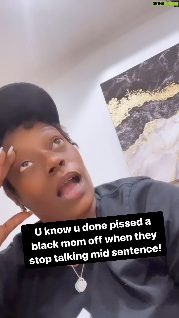 D.L. Hughley Instagram - I tell you what… when she hits that PAUSE… You better freeze like RED LIGHT, GREEN LIGHT😳!! #TeamDL #growingupblack #blackmoms #yougonlearntoday @ 👉🏾mycousin_tiera When a black mom does that.. PAUSE mid sentence you better gone abt ur business!!🤣🤣🤣🤣 #blackmomsbelike #cousintiera