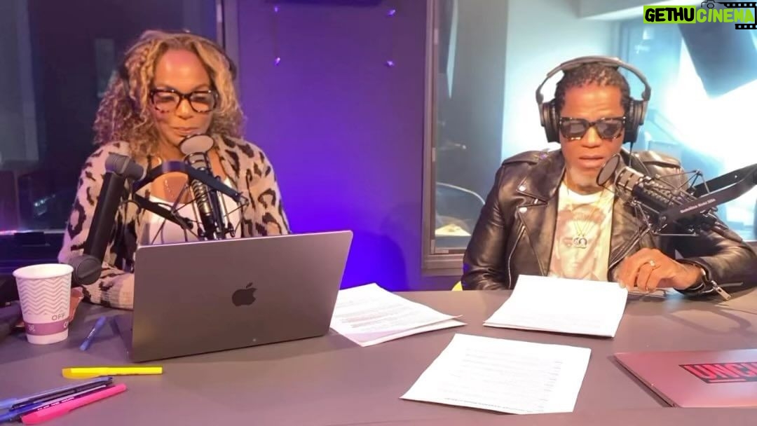 D.L. Hughley Instagram - If they “protected us” from automatic weapons with the same unanimity and energy they do #TikTok we might not have so many #gonetoosoon posts on every other platform. #TeamDL #ALittleNoteFromTheGEDSection