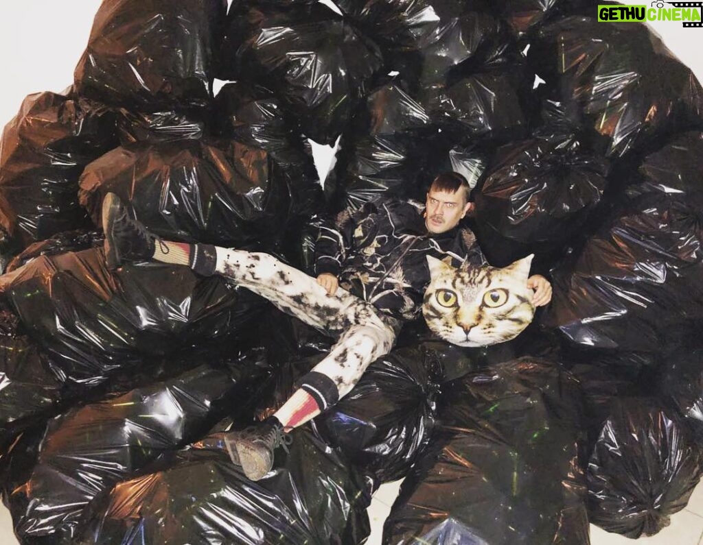 Илья Прусикин Instagram - Life in da trash #littlebig Ph: @alina_pasok Придумай подпись к фото в комментариях.