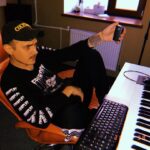 Илья Прусикин Instagram - Еще один день на студии за альбомом. Перешел с обычных сигарет на @glo_ru и не нарадуюсь до сих пор. Я больше не бегаю на перекуры, которые постоянно отвлекают (курильщики со стажем знают), исчезли окурки и зажигалки. С каждым днем всё больше убеждаюсь, насколько glo классная штука. #generationglo #myglo