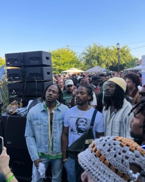 D Smoke Instagram - Big Farris Brothers energy at the Black Market Flea event at Sola. @inglewoodsir blessed the stage and shut it down. @iamdavionf made and appearance and sang his ass off and I got up there and did my jig 🕺🏿
Good times!