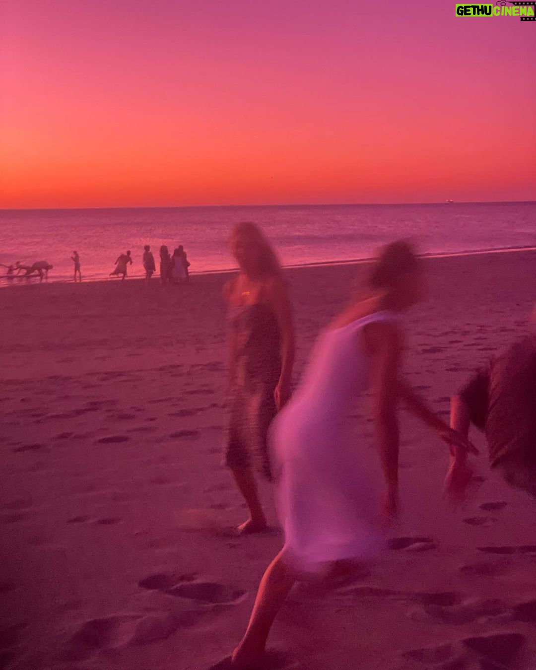 Dacre Montgomery - 363.1K Likes - I brought my sand to the beach
Hopped out the Lam' with the sheep