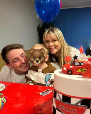Dagi Bee Instagram - Mein Engel ist schon 2 🥹🤍
Es macht mich nichts glücklicher Nelios Mama zu sein. 
& jetzt bin ich auch schon 2 Jahre Mama 😭 die Zeit vergeht so schnell wow! Wir hatten einen tolle Geburtstagsparty mit Familie & engsten Freunden gestern - es hat ihm so Spaß gemacht 🫶🏼 Happy Birthday mein Leben 🤍