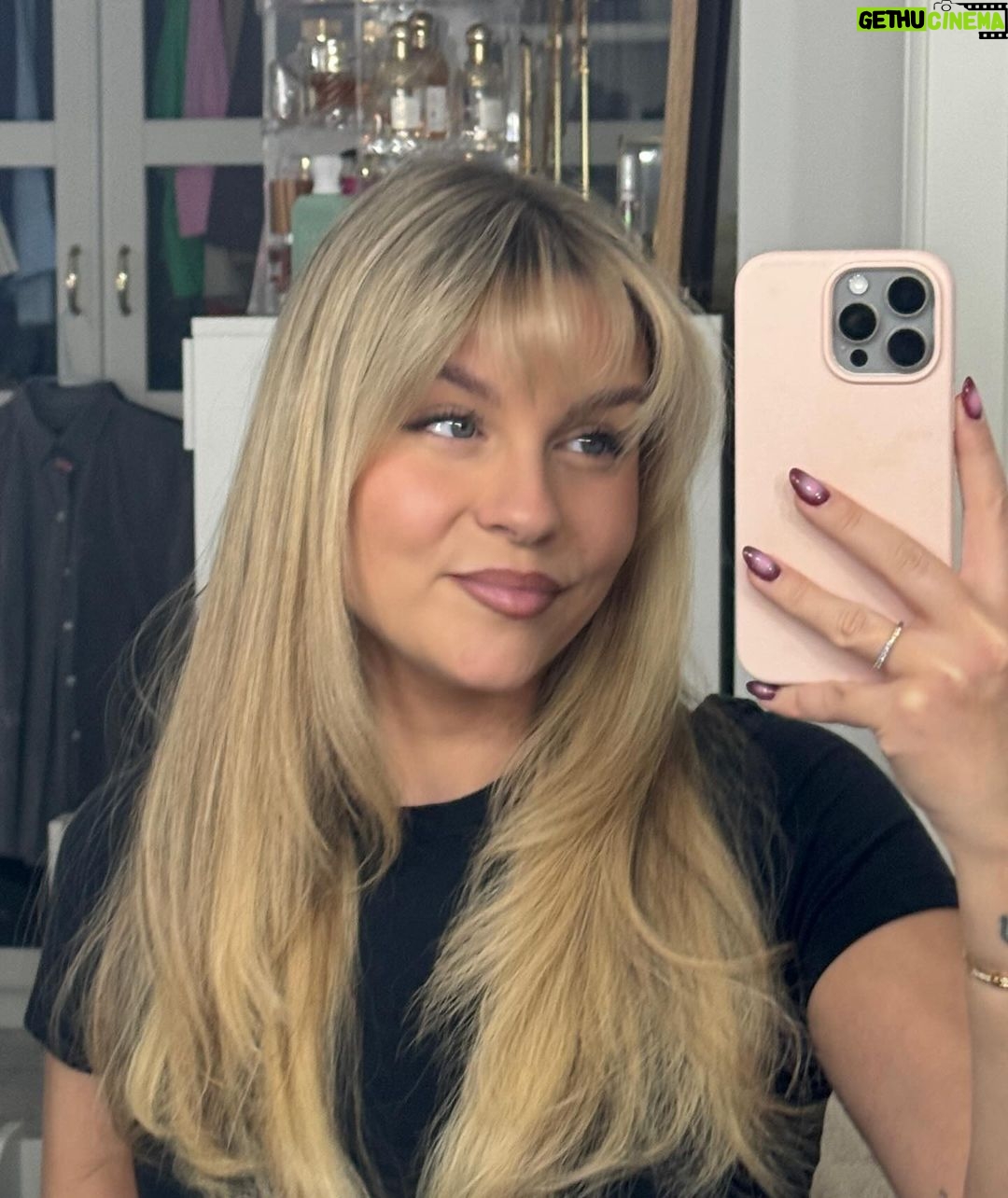 Dagi Bee Instagram - Weekly recap die 50 ✨ Video 1 : Sparklyyyy Nails für Weihnachten 🎄 Foto 2 : Spiegel Selfies never dissapoint Foto 3 : @tinadzialas & ich in Weihnachtsstimmung bei @kaffeemitzitrone Foto 4 : @23hours shooting day 📸 Foto 5 : hab das Foto mit der Brille gemacht?!?!!!? Video 6 : @kimcaramella kam & siegte ☔️ Foto 7 : 23HOURS Weihnschtsfeier mit allen Künstlern bei @topgolfoberhausen Foto 8 : your fav pilates girlies @lenimariee 🧘🏼♀️ Foto 9 : schöne Häuser 🫶🏼 Foto 10 : interne 23HOURS Weihnachtsfeier im @doxhyatt ( schaut mal aufs Dessert ✨ )