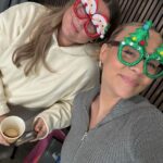 Dagi Bee Instagram - Weekly recap die 50 ✨ Video 1 : Sparklyyyy Nails für Weihnachten 🎄 Foto 2 : Spiegel Selfies never dissapoint Foto 3 : @tinadzialas & ich in Weihnachtsstimmung bei @kaffeemitzitrone Foto 4 : @23hours shooting day 📸 Foto 5 : hab das Foto mit der Brille gemacht?!?!!!? Video 6 : @kimcaramella kam & siegte ☔️ Foto 7 : 23HOURS Weihnschtsfeier mit allen Künstlern bei @topgolfoberhausen Foto 8 : your fav pilates girlies @lenimariee 🧘🏼‍♀️ Foto 9 : schöne Häuser 🫶🏼 Foto 10 : interne 23HOURS Weihnachtsfeier im @doxhyatt ( schaut mal aufs Dessert ✨ )